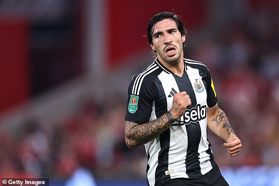 NOTTINGHAM, ENGLAND - AUGUST 28:  Sandro Tonali of Newcastle United during the Carabao Cup Second Round match between Nottingham Forest and Newcastle United at City Ground on August 28, 2024 in Nottingham, England. (Photo by Robbie Jay Barratt - AMA/Getty Images)