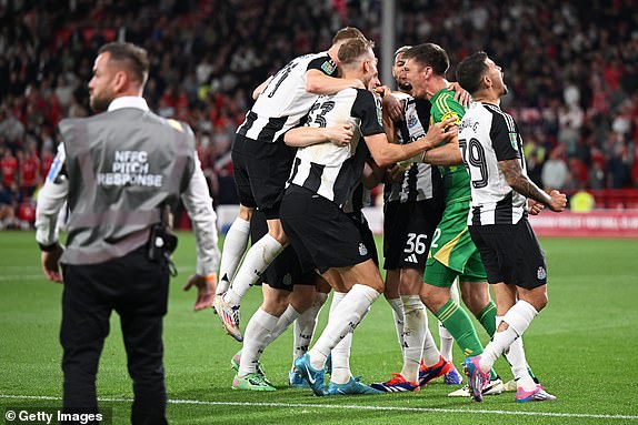 NOTTINGHAM, ENGLAND - AUGUST 28: Sean Longstaff of Newcastle United (hidden) celebrates with teammates after winning the penalty shootout during the Carabao Cup Second Round match between Nottingham Forest and Newcastle United at City Ground on August 28, 2024 in Nottingham, England. (Photo by Michael Regan/Getty Images)