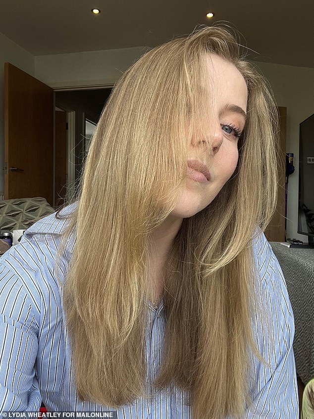 It took me less than ten minutes to achieve really sleek, shiny and straight hair that was perfectly dry without feeling dried out, and that stayed straight all day long