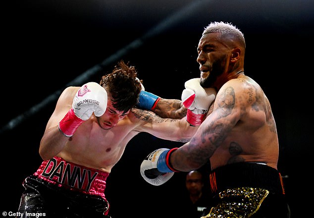 Both fighters swung freely during four rounds of chaotic boxing in front of an excited crowd