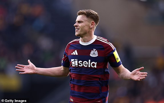 WOLVERHAMPTON, ENGLAND - SEPTEMBER 15: Fabian Schaer of Newcastle United celebrates scoring his team's first goal during the Premier League match between Wolverhampton Wanderers FC and Newcastle United FC at Molineux on September 15, 2024 in Wolverhampton, England. (Photo by Naomi Baker/Getty Images)