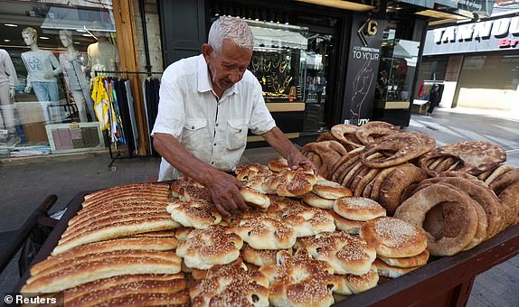 Mohamed Yaseen, a street vendor, sells bread along a street, following pager detonations across Lebanon on Tuesday, in Sidon, Lebanon September 18, 2024. REUTERS/Aziz Taher