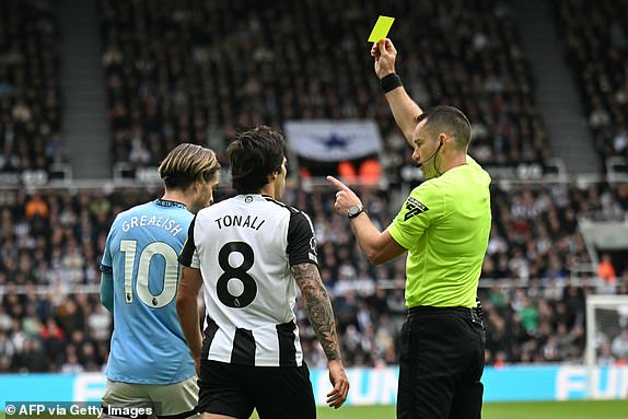 Australian referee Jarred Gillett shows yellow cards to Manchester City's English midfielder #10 Jack Grealish (L) and Newcastle United's Italian midfielder #08 Sandro Tonali (C) after the two clash during the English Premier League football match between Newcastle United and Manchester City at St James' Park in Newcastle-upon-Tyne, north-east England on September 28, 2024. (Photo by Oli SCARFF / AFP) / RESTRICTED TO EDITORIAL USE. No use with unauthorized audio, video, data, fixture lists, club/league logos or 'live' services. Online in-match use limited to 120 images. An additional 40 images may be used in extra time. No video emulation. Social media in-match use limited to 120 images. An additional 40 images may be used in extra time. No use in betting publications, games or single club/league/player publications. /  (Photo by OLI SCARFF/AFP via Getty Images)