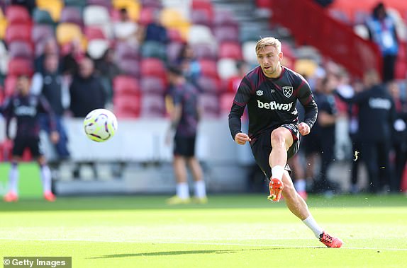 BRENTFORD, ENGLAND - SEPTEMBER 28: Jarrod Bowen of West Ham United warms up prior to the Premier League match between Brentford FC and West Ham United FC at Brentford Community Stadium on September 28, 2024 in Brentford, England. (Photo by Richard Pelham/Getty Images)