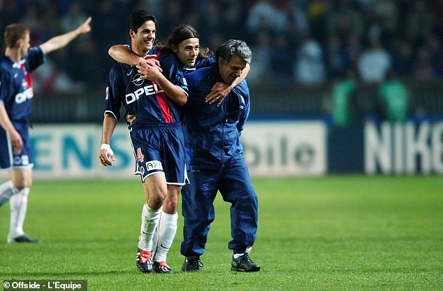 Mauricio Pochettino (middle) was amongst the players that a young Arteta played with at PSG