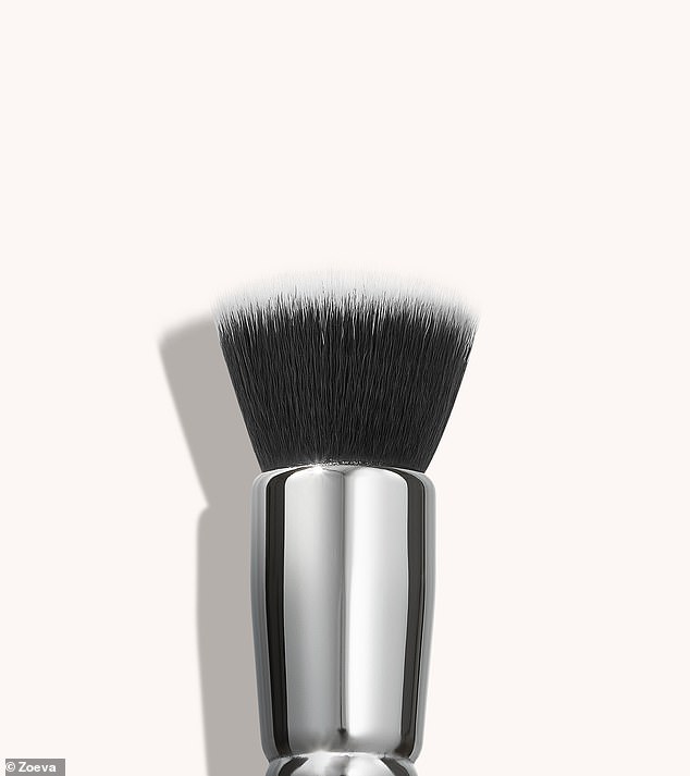 This bestselling foundation brush helps you to achieve medium to full coverage looks flawlessly and evenly in just a few strokes thanks to its large, densely bound flat-top shape