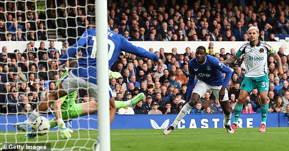 LIVERPOOL, ENGLAND - OCTOBER 05: Bruno Guimaraes of Newcastle United shoots which is blocked on the line by Iliman Ndiaye of Everton during the Premier League match between Everton FC and Newcastle United FC at Goodison Park on October 05, 2024 in Liverpool, England. (Photo by Matt McNulty/Getty Images)