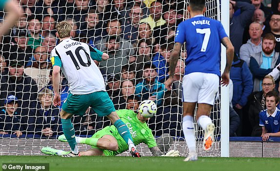 LIVERPOOL, ENGLAND - OCTOBER 5: Jordan Pickford of Everton saves a penalty from Anthony Gordon of Newcastle United during the Premier League match between Everton FC and Newcastle United FC at Goodison Park on October 5, 2024 in Liverpool, England. (Photo by Robbie Jay Barratt - AMA/Getty Images)