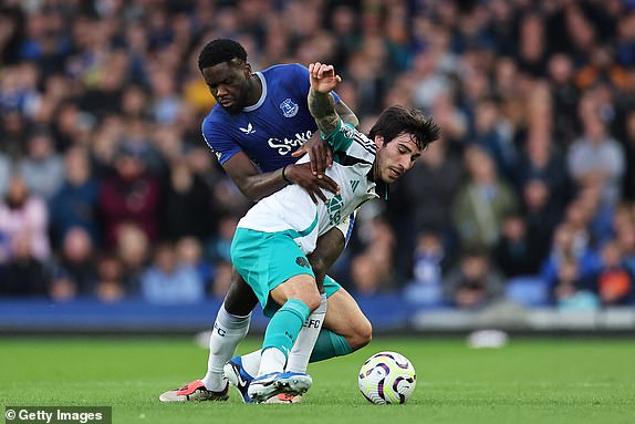 LIVERPOOL, ENGLAND - OCTOBER 05: Sandro Tonali of Newcastle United is challenged Orel Mangala of Everton during the Premier League match between Everton FC and Newcastle United FC at Goodison Park on October 05, 2024 in Liverpool, England. (Photo by Jan Kruger/Getty Images)