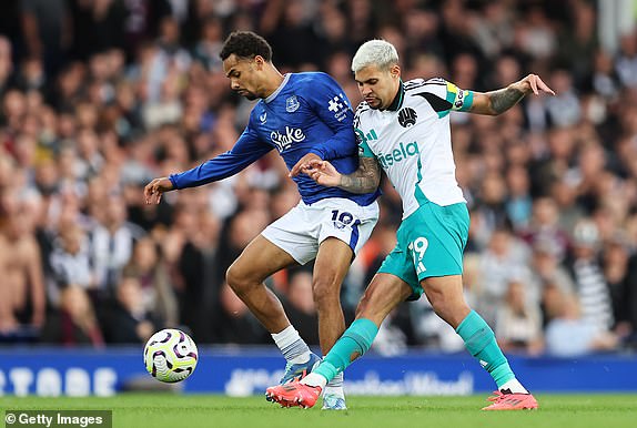 LIVERPOOL, ENGLAND - OCTOBER 05: Iliman Ndiaye of Everton is challenged by Bruno Guimaraes of Newcastle United during the Premier League match between Everton FC and Newcastle United FC at Goodison Park on October 05, 2024 in Liverpool, England. (Photo by Matt McNulty/Getty Images)