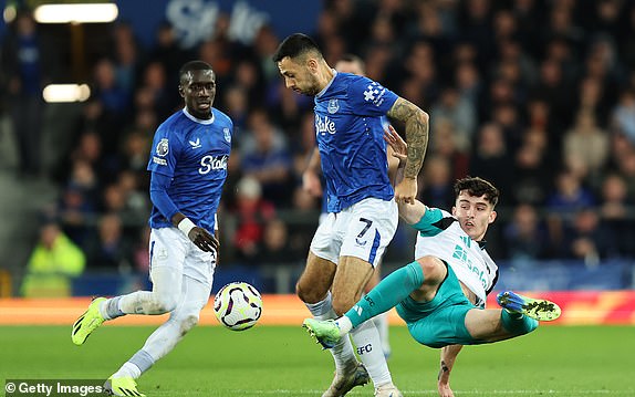 LIVERPOOL, ENGLAND - OCTOBER 05: Dwight McNeil of Everton is challenged by Tino Livramento of Newcastle United during the Premier League match between Everton FC and Newcastle United FC at Goodison Park on October 05, 2024 in Liverpool, England. (Photo by Matt McNulty/Getty Images)