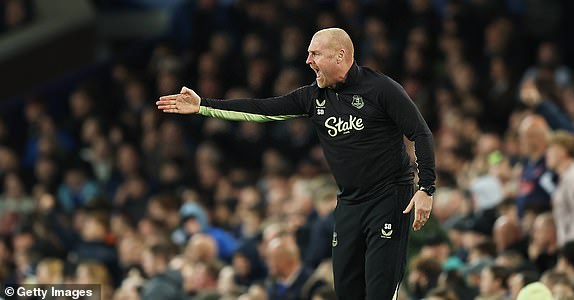 LIVERPOOL, ENGLAND - OCTOBER 05: Sean Dyche, Manager of Everton, gestures during the Premier League match between Everton FC and Newcastle United FC at Goodison Park on October 05, 2024 in Liverpool, England. (Photo by Matt McNulty/Getty Images)