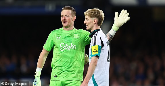 LIVERPOOL, ENGLAND - OCTOBER 5: Jordan Pickford of Everton and Anthony Gordon of Newcastle United  during the Premier League match between Everton FC and Newcastle United FC at Goodison Park on October 5, 2024 in Liverpool, England. (Photo by Robbie Jay Barratt - AMA/Getty Images)