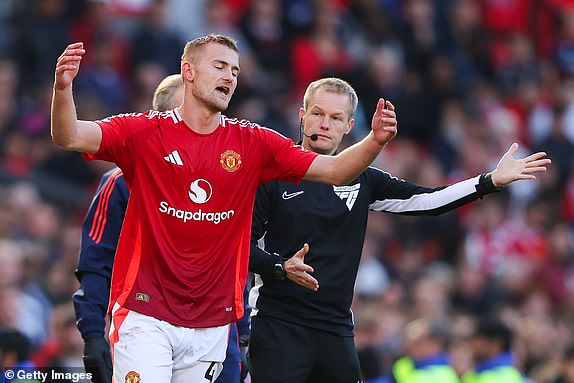 MANCHESTER, ENGLAND - OCTOBER 19: Matthijs de Ligt of Manchester United argues with the fourth official after Ethan Pinnock of Brentford scores his side's first goal during the Premier League match between Manchester United FC and Brentford FC at Old Trafford on October 19, 2024 in Manchester, England. (Photo by James Gill - Danehouse/Getty Images)