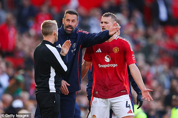 MANCHESTER, ENGLAND - OCTOBER 19: Matthijs de Ligt of Manchester United and Ruud van Nistelrooy argue with the fourth official after Ethan Pinnock of Brentford scores his side's first goal during the Premier League match between Manchester United FC and Brentford FC at Old Trafford on October 19, 2024 in Manchester, England. (Photo by James Gill - Danehouse/Getty Images)