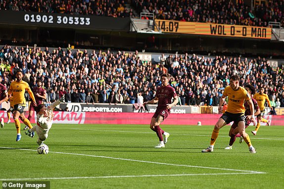 WOLVERHAMPTON, ENGLAND - OCTOBER 20: Jorgen Strand Larsen of Wolverhampton Wanderers scores the opening goal during the Premier League match between Wolverhampton Wanderers FC and Manchester City FC at Molineux on October 20, 2024 in Wolverhampton, England. (Photo by Marc Atkins/Getty Images)