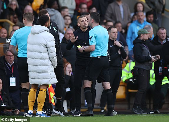 WOLVERHAMPTON, ENGLAND - OCTOBER 20: Gary O'Neil, Manager of Wolverhampton Wanderers, protests to Referee Chris Kavanagh after Manchester City's second goal scored by John Stones of Manchester City (not pictured) stands following a VAR review during the Premier League match between Wolverhampton Wanderers FC and Manchester City FC at Molineux on October 20, 2024 in Wolverhampton, England. (Photo by Ryan Pierse/Getty Images)