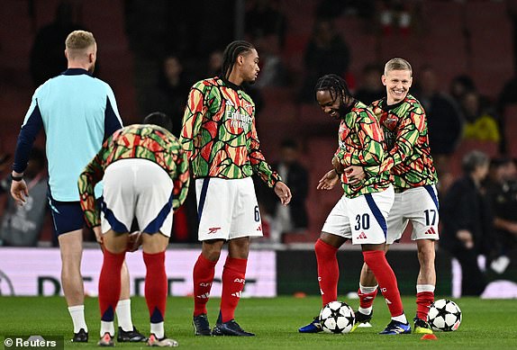 Soccer Football - Champions League - Arsenal v Shakhtar Donetsk - Emirates Stadium, London, Britain - October 22, 2024 Arsenal's Josh Robinson, Raheem Sterling and Oleksandr Zinchenko during the warm up before the match REUTERS/Dylan Martinez