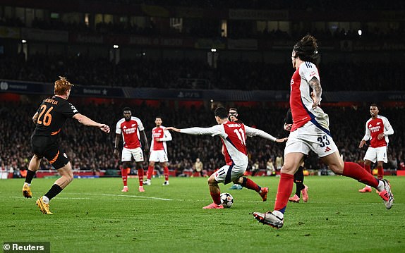 Soccer Football - Champions League - Arsenal v Shakhtar Donetsk - Emirates Stadium, London, Britain - October 22, 2024 Arsenal's Gabriel Martinelli shoots at goal before Shakhtar Donetsk's Dmytro Riznyk scores Arsenal's first with an own goal REUTERS/Dylan Martinez