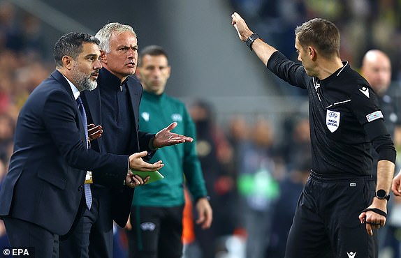 epa11681303 Referee Clement Turpin sends Fenerbahce head coach Jose Mourinho (2-L) to the stands during the UEFA Europa League soccer match between Fenerbahce SK and Manchester United, in Istanbul, Turkey, 24 October 2024.  EPA/TOLGA BOZOGLU