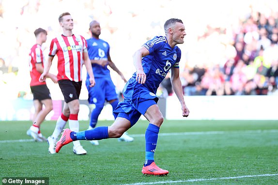 SOUTHAMPTON, ENGLAND - OCTOBER 19: Jamie Vardy of Leicester City celebrates scoring his team's second goal during the Premier League match between Southampton FC and Leicester City FC at St Mary's Stadium on October 19, 2024 in Southampton, England. (Photo by Dan Istitene/Getty Images)