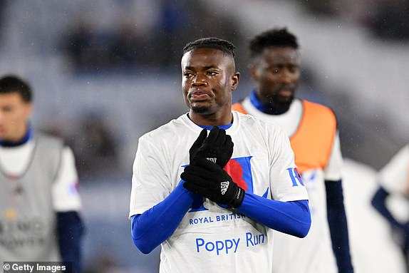 LEICESTER, ENGLAND - OCTOBER 25: Abdul Fatawu of Leicester City warms up wearing a shirt supporting The Royal British Legion's Poppy Appeal ahead of Remembrance Day prior to the Premier League match between Leicester City FC and Nottingham Forest FC at The King Power Stadium on October 25, 2024 in Leicester, England. (Photo by Michael Regan/Getty Images)