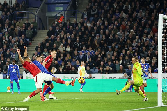 LEICESTER, ENGLAND - OCTOBER 25: Jamie Vardy of Leicester City scores his team's first goal during the Premier League match between Leicester City FC and Nottingham Forest FC at The King Power Stadium on October 25, 2024 in Leicester, England. (Photo by Carl Recine/Getty Images)