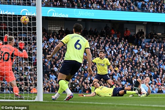 MANCHESTER, ENGLAND - OCTOBER 26: Erling Haaland of Manchester City scores his team's first goal during the Premier League match between Manchester City FC and Southampton FC at Etihad Stadium on October 26, 2024 in Manchester, England. (Photo by Michael Regan/Getty Images)