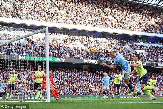 MANCHESTER, ENGLAND - OCTOBER 26: Erling Haaland of Manchester City misses a chance on goal during the Premier League match between Manchester City FC and Southampton FC at Etihad Stadium on October 26, 2024 in Manchester, England. (Photo by Robbie Jay Barratt - AMA/Getty Images)