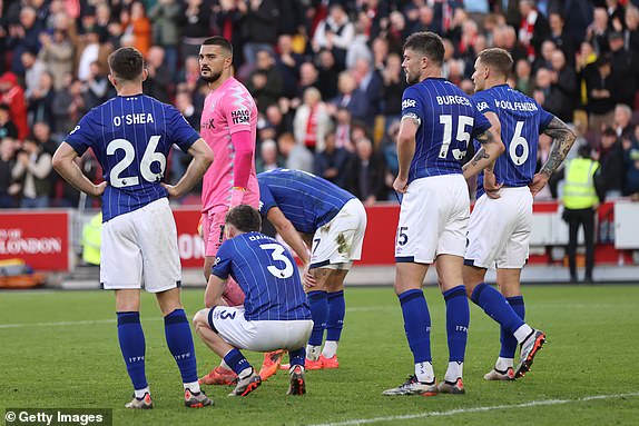 BRENTFORD, ENGLAND - OCTOBER 26: Ipswich Town players appear dejected at the end of the Premier League match between Brentford FC and Ipswich Town FC at Gtech Community Stadium on October 26, 2024 in Brentford, England. (Photo by Alex Pantling/Getty Images)