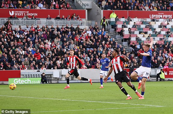 BRENTFORD, ENGLAND - OCTOBER 26: Liam Delap of Ipswich Town scores his team's third goal during the Premier League match between Brentford FC and Ipswich Town FC at Gtech Community Stadium on October 26, 2024 in Brentford, England. (Photo by Ryan Pierse/Getty Images)