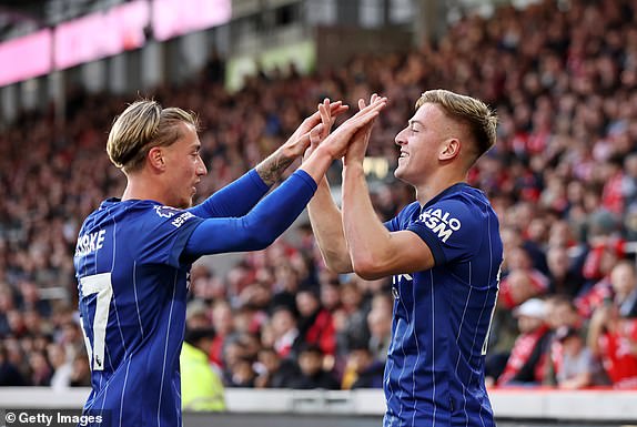 BRENTFORD, ENGLAND - OCTOBER 26: Liam Delap of Ipswich Town celebrates with teammate Jack Clarke after scoring his team's third goal during the Premier League match between Brentford FC and Ipswich Town FC at Gtech Community Stadium on October 26, 2024 in Brentford, England. (Photo by Ryan Pierse/Getty Images)