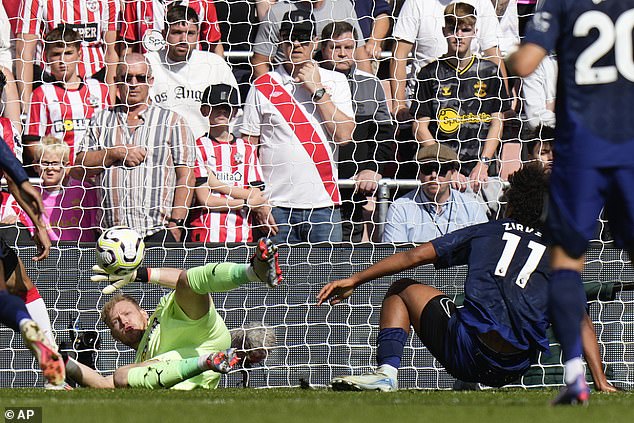 Joshua Zirkzee missed from close range against Southampton in one of many wasted efforts