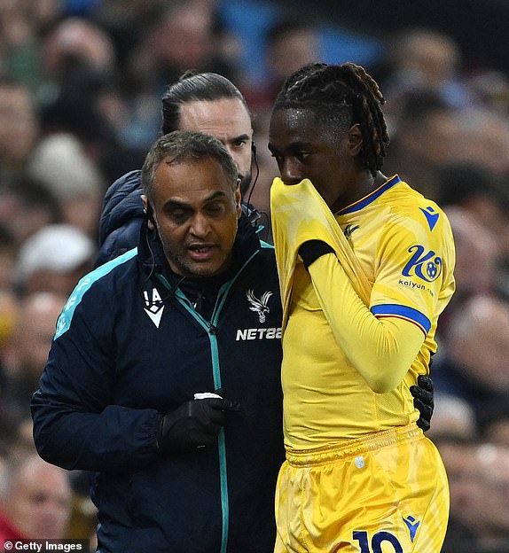 BIRMINGHAM, ENGLAND - OCTOBER 30: Eberechi Eze of Crystal Palace leaves the pitch after picking up an injury during the Carabao Cup Fourth Round match between Aston Villa and Crystal Palace at Villa Park on October 30, 2024 in Birmingham, England. (Photo by Shaun Botterill/Getty Images)