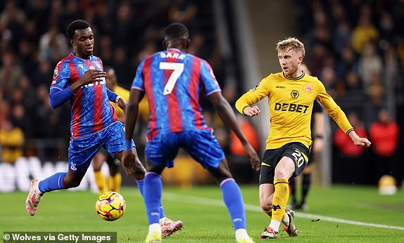 WOLVERHAMPTON, ENGLAND - NOVEMBER 02: Tommy Doyle of Wolverhampton Wanderers passes the ball whilst under pressure from Eddie Nketiah of Crystal Palace during the Premier League match between Wolverhampton Wanderers FC and Crystal Palace FC at Molineux on November 02, 2024 in Wolverhampton, England. (Photo by Jack Thomas - WWFC/Wolves via Getty Images)