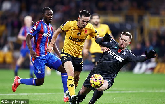 WOLVERHAMPTON, ENGLAND - NOVEMBER 02: Pablo Sarabia of Wolverhampton Wanderers is challenged by Dean Henderson of Crystal Palace in the penalty area during the Premier League match between Wolverhampton Wanderers FC and Crystal Palace FC at Molineux on November 02, 2024 in Wolverhampton, England. (Photo by Naomi Baker/Getty Images)