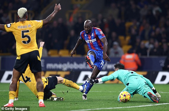 WOLVERHAMPTON, ENGLAND - NOVEMBER 02: Yerson Mosquera of Wolverhampton Wanderers scores a goal past Dean Henderson of Crystal Palace which is later disallowed for foul, following a VAR review during the Premier League match between Wolverhampton Wanderers FC and Crystal Palace FC at Molineux on November 02, 2024 in Wolverhampton, England. (Photo by Naomi Baker/Getty Images)