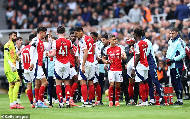 Saka insisted that it is important for Arsenal to stick together following their defeat