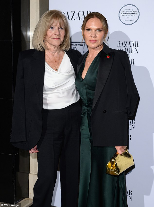 Victoria's mum Jackie and sister Louise posed for a photo together