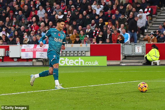 BRENTFORD, ENGLAND - NOVEMBER 09: Evanilson of AFC Bournemouth scores his team's first goal during the Premier League match between Brentford FC and AFC Bournemouth at Gtech Community Stadium on November 09, 2024 in Brentford, England. (Photo by Marc Atkins/Getty Images)