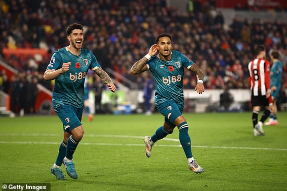 BRENTFORD, ENGLAND - NOVEMBER 09: Justin Kluivert of AFC Bournemouth celebrates scoring his team's second goal during the Premier League match between Brentford FC and AFC Bournemouth at Gtech Community Stadium on November 09, 2024 in Brentford, England. (Photo by Ben Hoskins/Getty Images)