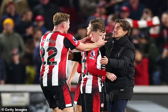 BRENTFORD, ENGLAND - NOVEMBER 09: Thomas Frank, Manager of Brentford, Nathan Collins and Keane Lewis-Potter of Brentford celebrate victory after the Premier League match between Brentford FC and AFC Bournemouth at Gtech Community Stadium on November 09, 2024 in Brentford, England. (Photo by Marc Atkins/Getty Images)