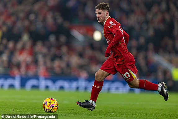 LIVERPOOL, ENGLAND - Saturday, November 9, 2024: Liverpool's Alexis Mac Allister during the FA Premier League match between Liverpool FC and Aston Villa FC at Anfield. (Photo by David Rawcliffe/Propaganda)