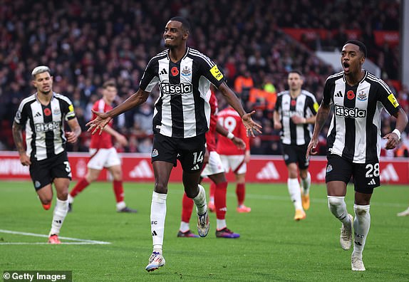 NOTTINGHAM, ENGLAND - NOVEMBER 10: Alexander Isak of Newcastle United celebrates scoring his team's first goal during the Premier League match between Nottingham Forest FC and Newcastle United FC at City Ground on November 10, 2024 in Nottingham, England. (Photo by Alex Livesey/Getty Images)