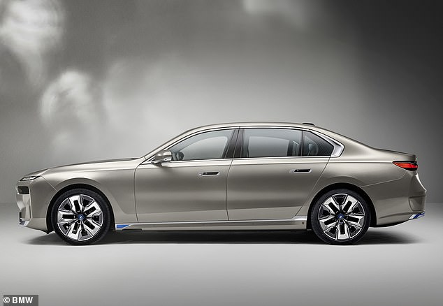 The BMW 7 Series and i7 EV are both 21cm longer than the average single garage at a UK home