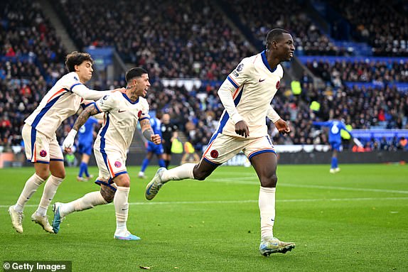 LEICESTER, ENGLAND - NOVEMBER 23: Nicolas Jackson of Chelsea celebrates scoring his team's first goal during the Premier League match between Leicester City FC and Chelsea FC at The King Power Stadium on November 23, 2024 in Leicester, England. (Photo by Michael Regan/Getty Images)