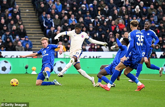 LEICESTER, ENGLAND - NOVEMBER 23: Noni Madueke of Chelsea scores his sides goal which is later ruled offside by VAR during the Premier League match between Leicester City FC and Chelsea FC at The King Power Stadium on November 23, 2024 in Leicester, England. (Photo by Michael Regan/Getty Images)