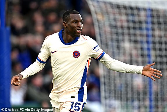 LEICESTER, ENGLAND - NOVEMBER 23: Nicolas Jackson of Chelsea celebrates scoring his team's first goal during the Premier League match between Leicester City FC and Chelsea FC at The King Power Stadium on November 23, 2024 in Leicester, England. (Photo by Darren Walsh/Chelsea FC via Getty Images)