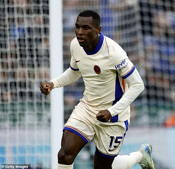 LEICESTER, ENGLAND - NOVEMBER 23: Nicolas Jackson of Chelsea FC celebrates scoring a goal during the Premier League match between Leicester City FC and Chelsea FC at The King Power Stadium on November 23, 2024 in Leicester, England. (Photo by Malcolm Couzens/Getty Images)