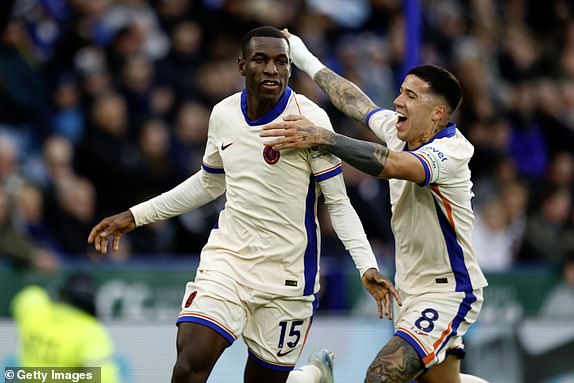 LEICESTER, ENGLAND - NOVEMBER 23: Nicolas Jackson (l) of Chelsea FC celebrates scoring a goal with Enzo Fernandez during the Premier League match between Leicester City FC and Chelsea FC at The King Power Stadium on November 23, 2024 in Leicester, England. (Photo by Malcolm Couzens/Getty Images)